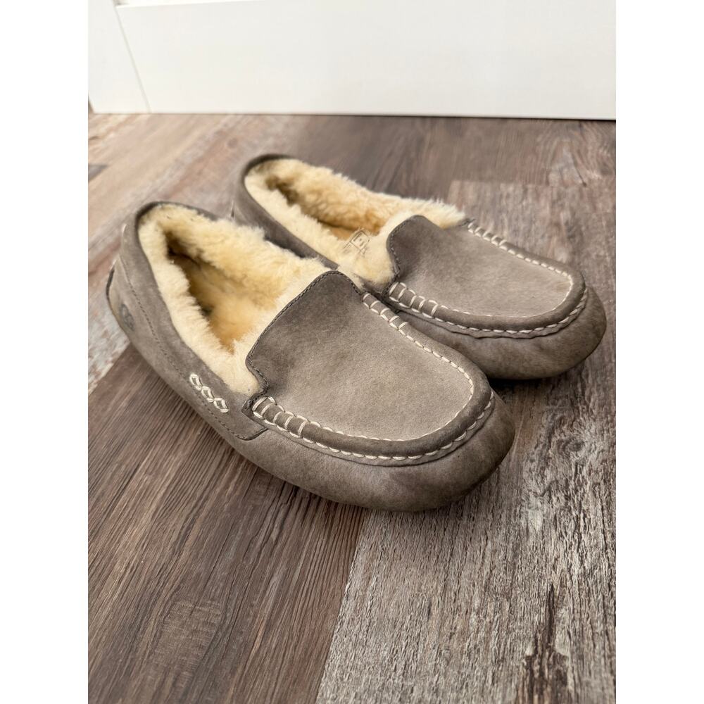 UGG Women's Ansley slippers in a light gray color sz 9 GUC